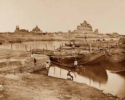 Brug van boten over de Gumti-rivier, nabij de Chattar Manzil en Fusseed Bakah of Oud Paleis door Felice Beato